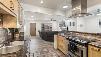 Fridge, oven, stovetop, dishwasher