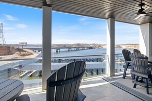 Outdoor dining - Newly Designed Topsider Condo w/ Beautiful Main Channel Views (Osage Beach)