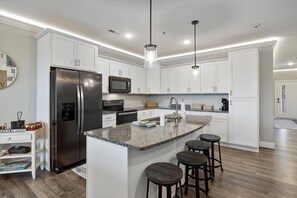 Fridge, microwave, oven, stovetop - Topsider Condo w/ Updated Design & Amazing Main Channel Views (Osage Beach)