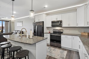 Refrigerador, microondas, horno, placa de cocina
