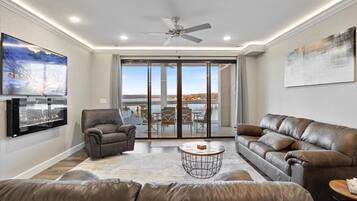 Een smart-tv en een open haard