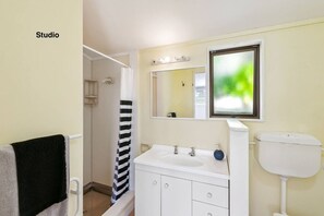 Dusj, hårføner, håndklær og såpe