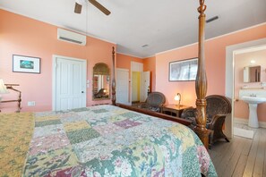1 bedroom, travel crib, free WiFi, bed sheets - The Downtown Historic Island Hotel (Cedar Key)