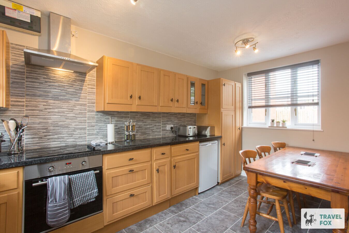 Kjøleskap, mikrobølgeovn, kokeplater og brødrister