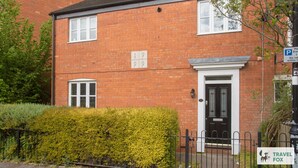 A red brick building with a black door and white-framed windows. - Sarah`s House: BBQ Parking 10mins To Alton Towers (Alton Towers & Staffordshire Villages)