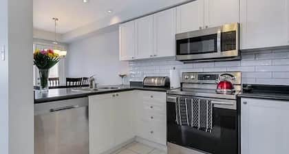 Charming 3-bedroom house with AC, WiFi in lovely Barrie