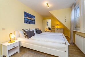 2 bedrooms, iron/ironing board, WiFi, bed sheets - Tom - 3-room vacation apartment on the 1st floor in Westerland with terrace. (Sylt)