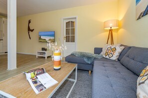 TV, ping pong - Tom - 3-room vacation apartment on the 1st floor in Westerland with terrace. (Sylt)