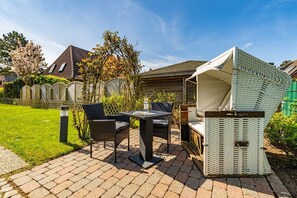 Outdoor dining - Tom - 3-room vacation apartment on the 1st floor in Westerland with terrace. (Sylt)