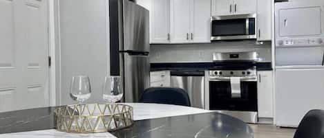 Microonde, forno, piano cottura, lavastoviglie