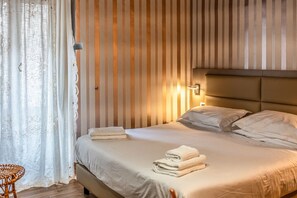 1 bedroom, desk, WiFi, bed sheets