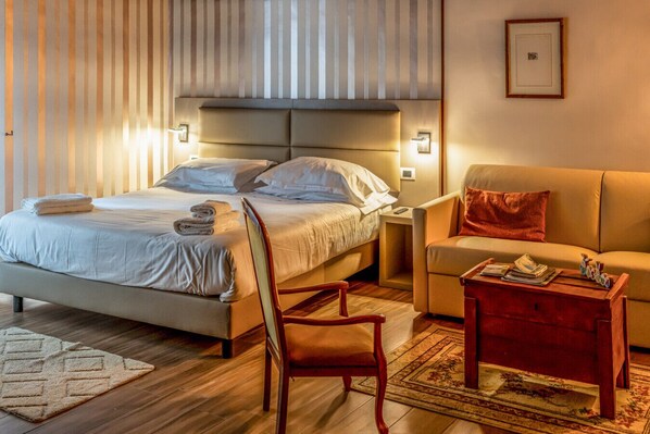 1 bedroom, desk, WiFi, bed sheets