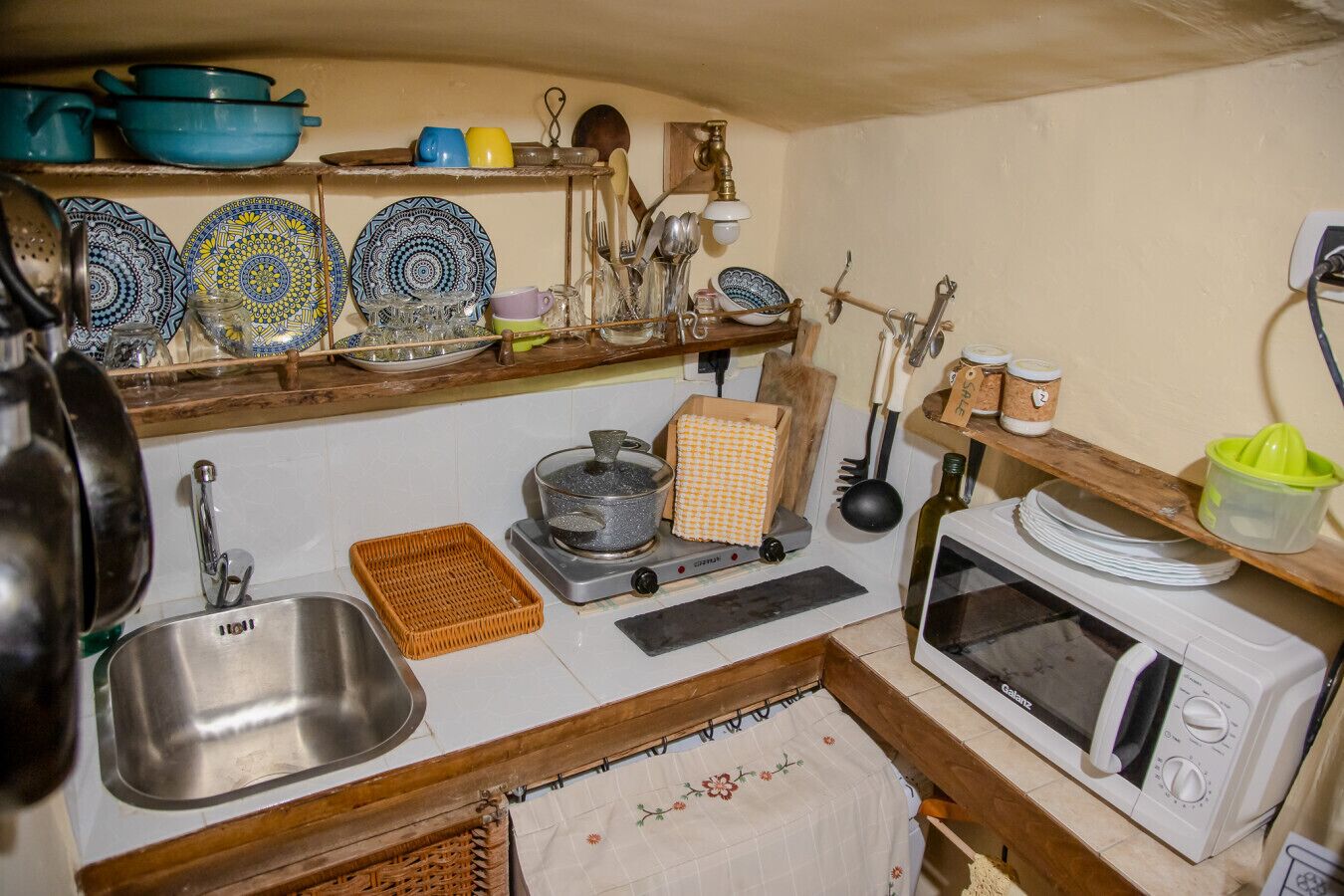 Kühlschrank, Mikrowelle, Herdplatte, Wasserkocher mit Kaffee-/Teezubehör