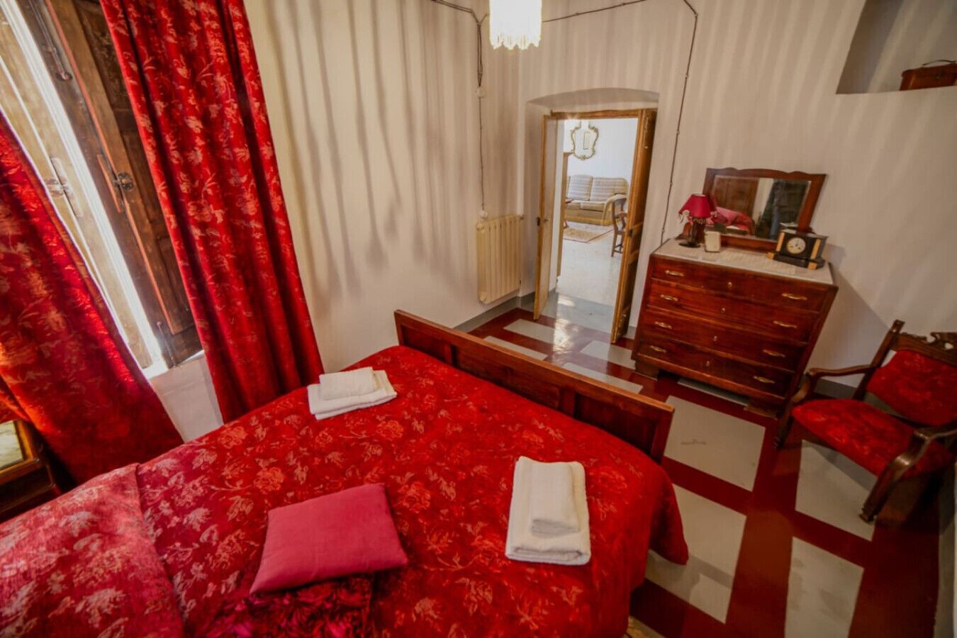 1 slaapkamer, een bureau, wifi, beddengoed