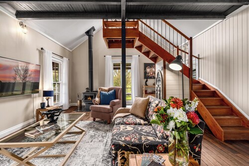 Historic country cottage on beautiful estate minutes from Bowral and Mittagong