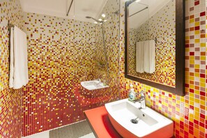 Een douche, een haardroger, handdoeken