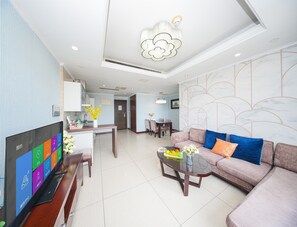 Desk, laptop workspace, free WiFi, bed sheets - qingdaowanxianghaijing (Qingdao)