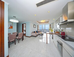 Executive Suite, Two Bedroom | Private kitchen | Fridge, microwave, paper towels - qingdaowanxianghaijing (Qingdao)