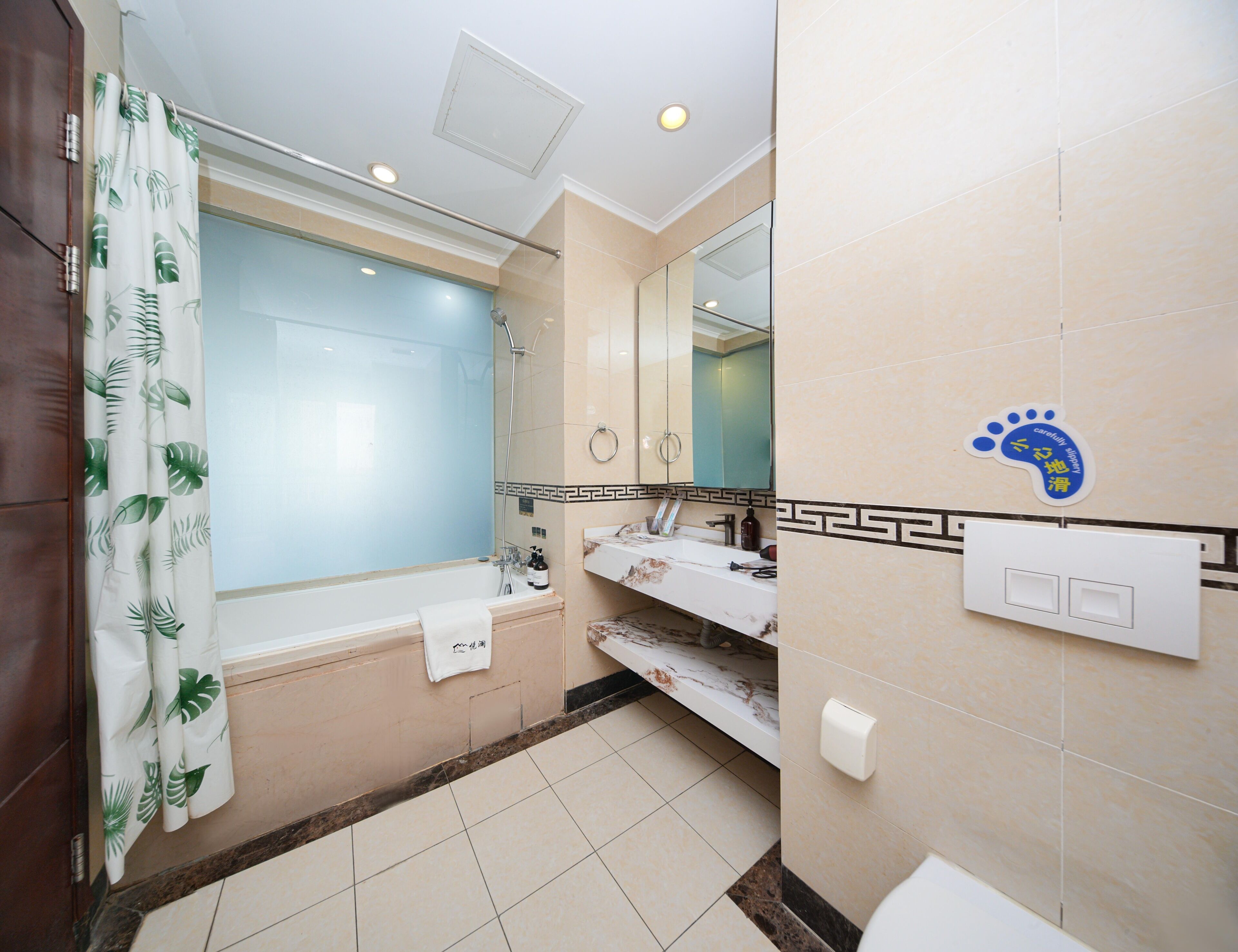 Une salle de bain équipée d’une baignoire, d’une douche, d’un lavabo et de toilettes.