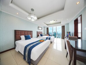 Parent-child Three-bed Six-person Room | Desk, laptop workspace, free WiFi, bed sheets - qingdaowanxianghaijing (Qingdao)