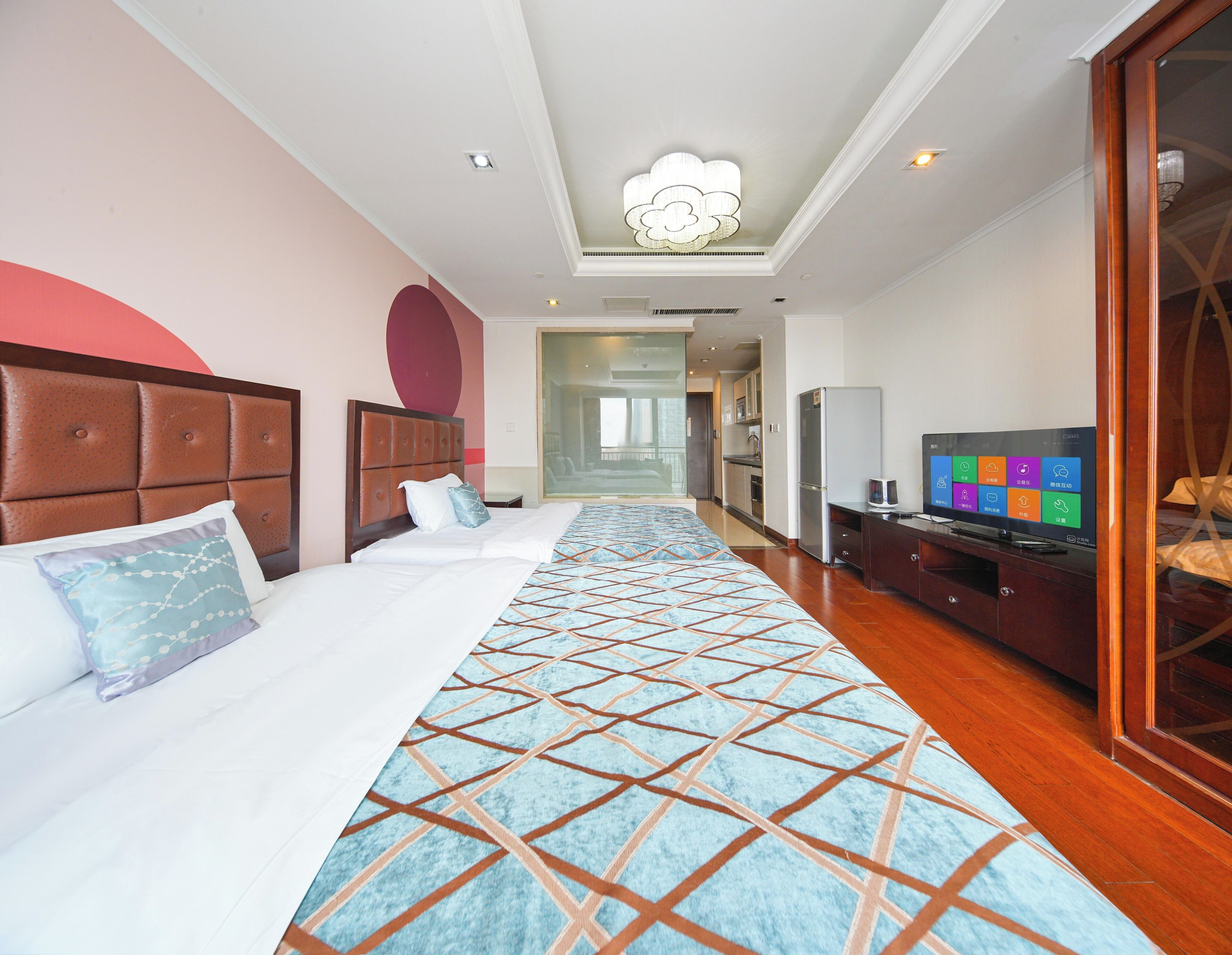 Una habitación de hotel con una cama grande, televisión y minibar.