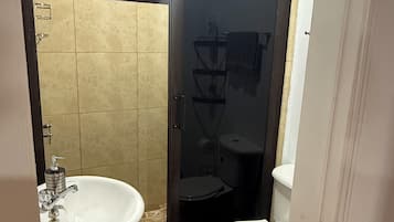 Secadora de cabello, toallas, jabón, papel de baño