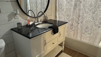 Douche, sĂšche-cheveux, serviettes fournies, savon