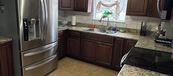 Gorgeous quiet and cozy 3 bedroom/ 2 bathroom home awaits you!