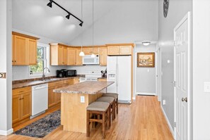 Fridge, microwave, stovetop, dishwasher