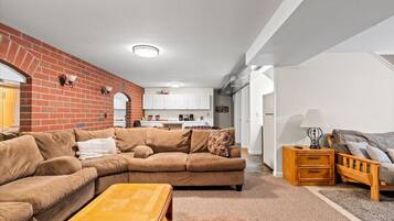 Una Smart TV, una chimenea, videojuegos, un futbolín