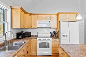 Fridge, microwave, stovetop, dishwasher