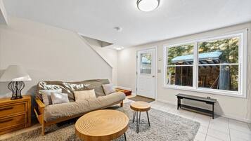 Smart-TV, Kamin, Videospiele, Tischfußball