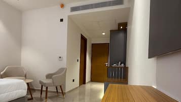 Quarto casal luxo, sacada, vista para a cidade | Frigobar, escrivaninha, espaço de trabalho para notebook