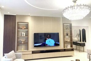 Smart TV, libros, estéreo, monitor de computadora
