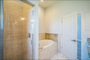 Towels, soap, shampoo, toilet paper - Newer Construction Home in Port Richey, High Ceilings Screened Lanai & Lake View (Port Richey)