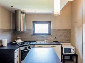 Kühlschrank, Mikrowelle, Ofen, Geschirrspüler