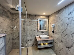 Douche, sèche-cheveux, serviettes fournies, savon