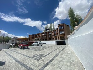 Free self parking - Hotel Namgyal Palace (Leh)