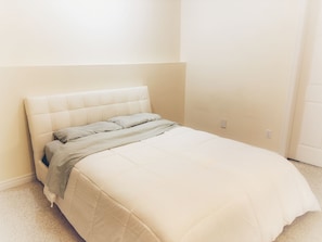 1 habitación, tabla de planchar con plancha y cuna de viaje