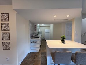 Jääkaappi, mikroaaltouuni, uuni, liesi