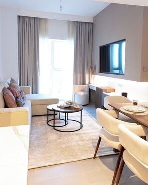 豪華公寓, 2 間臥室, 廚房, 城市景觀 | 起居區 | 40-吋智慧型電視，提供有線頻道