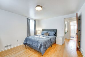 4 bedrooms, desk, iron/ironing board, WiFi