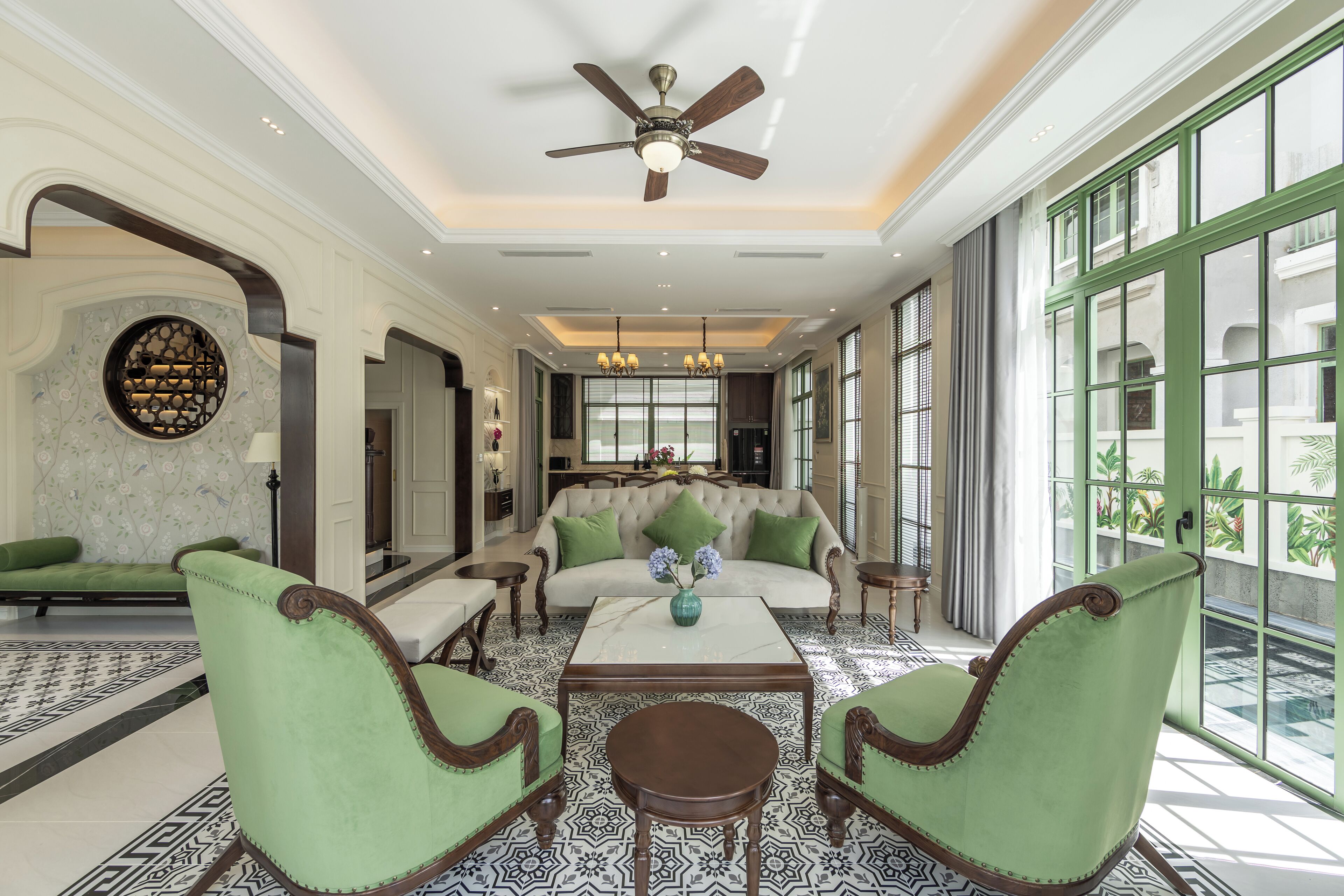 Villa familiar, 4 habitaciones, vistas a la piscina | Zona de estar | Smart TV de 50 pulgadas con canales digitales