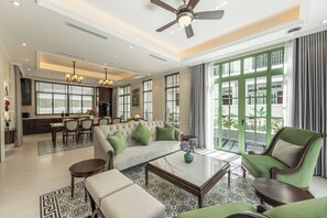 Vila família, 4 quartos, vista para a piscina | Área de estar | Smart TV 50 polegadas com canais digitais