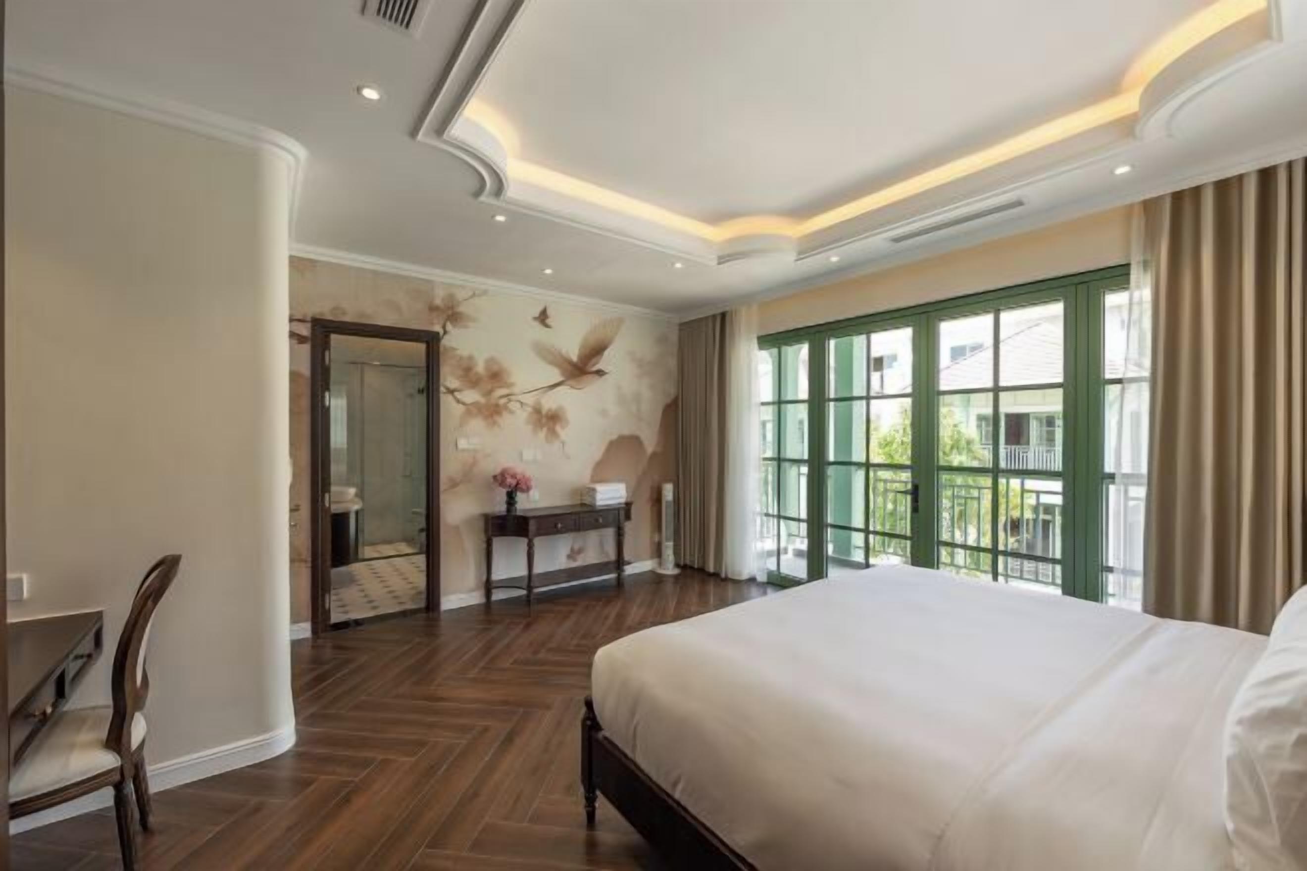 Een minibar, individueel gemeubileerd, een bureau, een laptopwerkplek