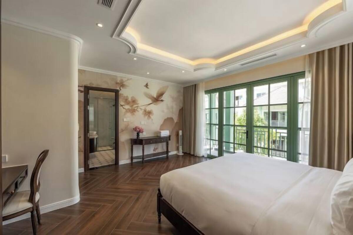 4 bedrooms, minibar, individually furnished, desk