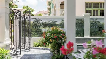 Villa Familiale, 3 chambres, vue piscine | Cuisine privée | Réfrigérateur, plaque de cuisson, tables à manger