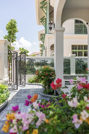 Family Villa, 3 Bedrooms, Pool View | Dapur peribadi | Peti sejuk, dapur, meja makan