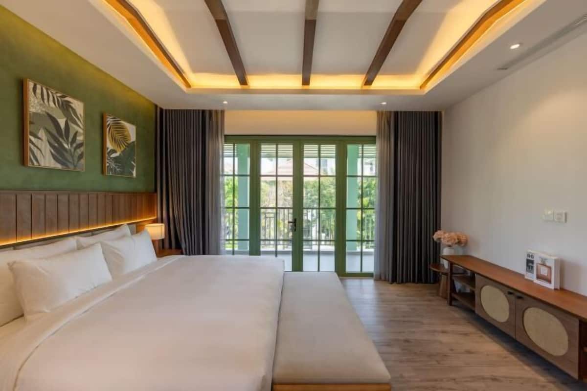 Minibar, individually furnished, desk, laptop workspace