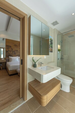 Ensemble baignoire-douche, articles de toilette (gratuits)